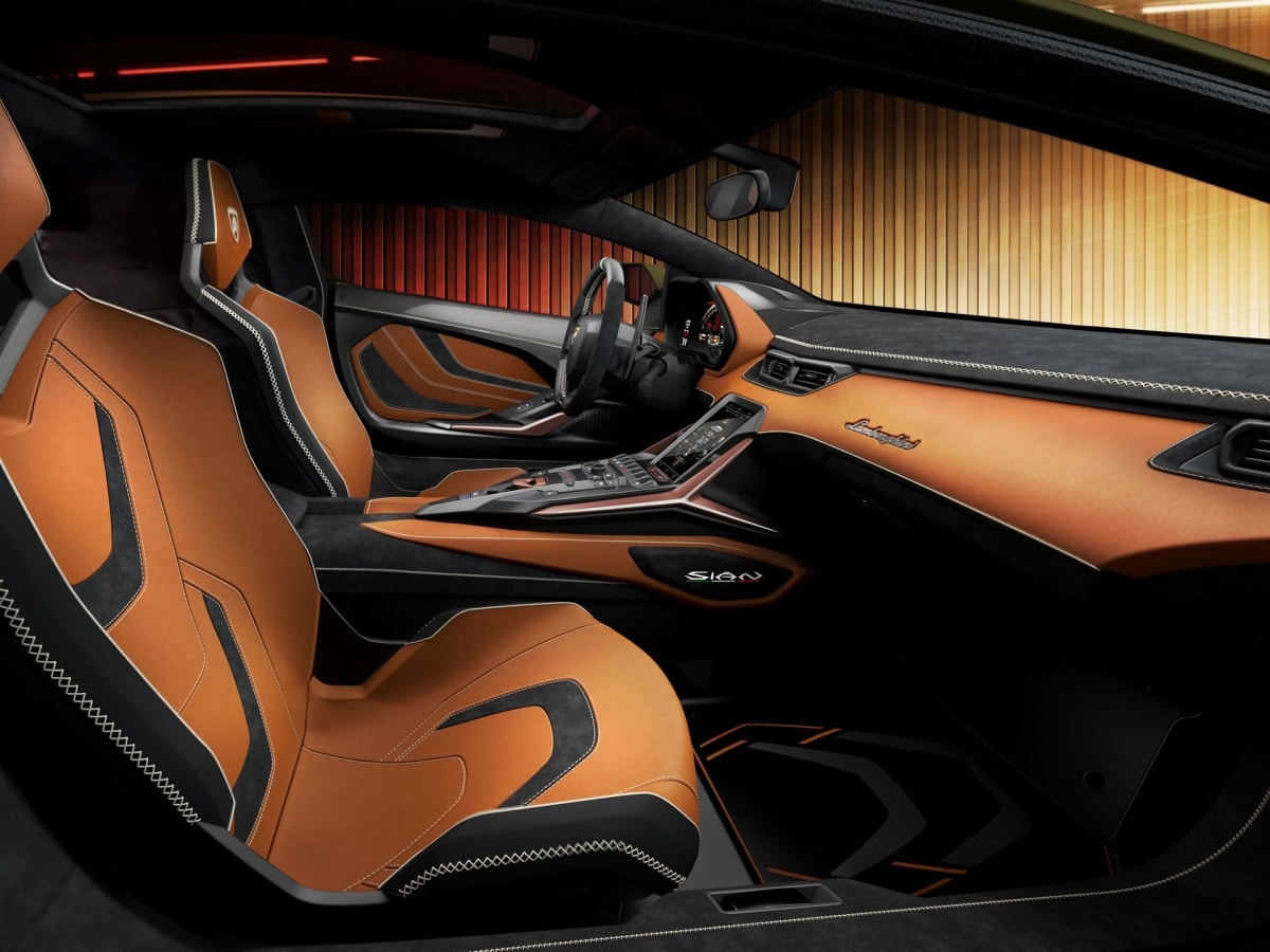 Xe có thể đạt tới 819 mã lực là chiếc Lamborghini mạnh nhất. Với giá 3,6 triệu USD và hãng sẽ sản xuất 63 chiếc.