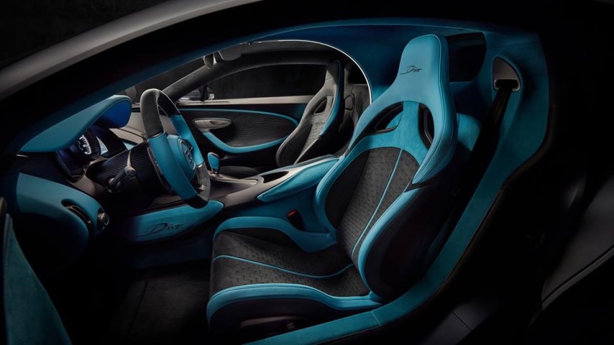 Khác với Chiron về mặt chất liệu là được trang bị bánh xe, bộ giảm nhiệt sợi cacbon nên xe nhẹ hơn so với Chiron. Hãng chỉ cho ra mắt thị trường 40 chiếc và giá bán là 5,8 triệu USD.
