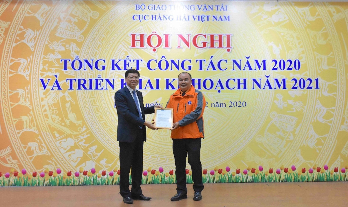 Cục trưởng Cục Hàng Hải Việt Nam - Nguyễn Xuân Sang trao Thư khen của Hội đồng IMO cho Thuyền trưởng Đinh Xuân Trường tại Hội nghị tổng kết công tác năm 2020 và triển khai kế hoạch năm 2021 (Ảnh VMRCC cung cấp).