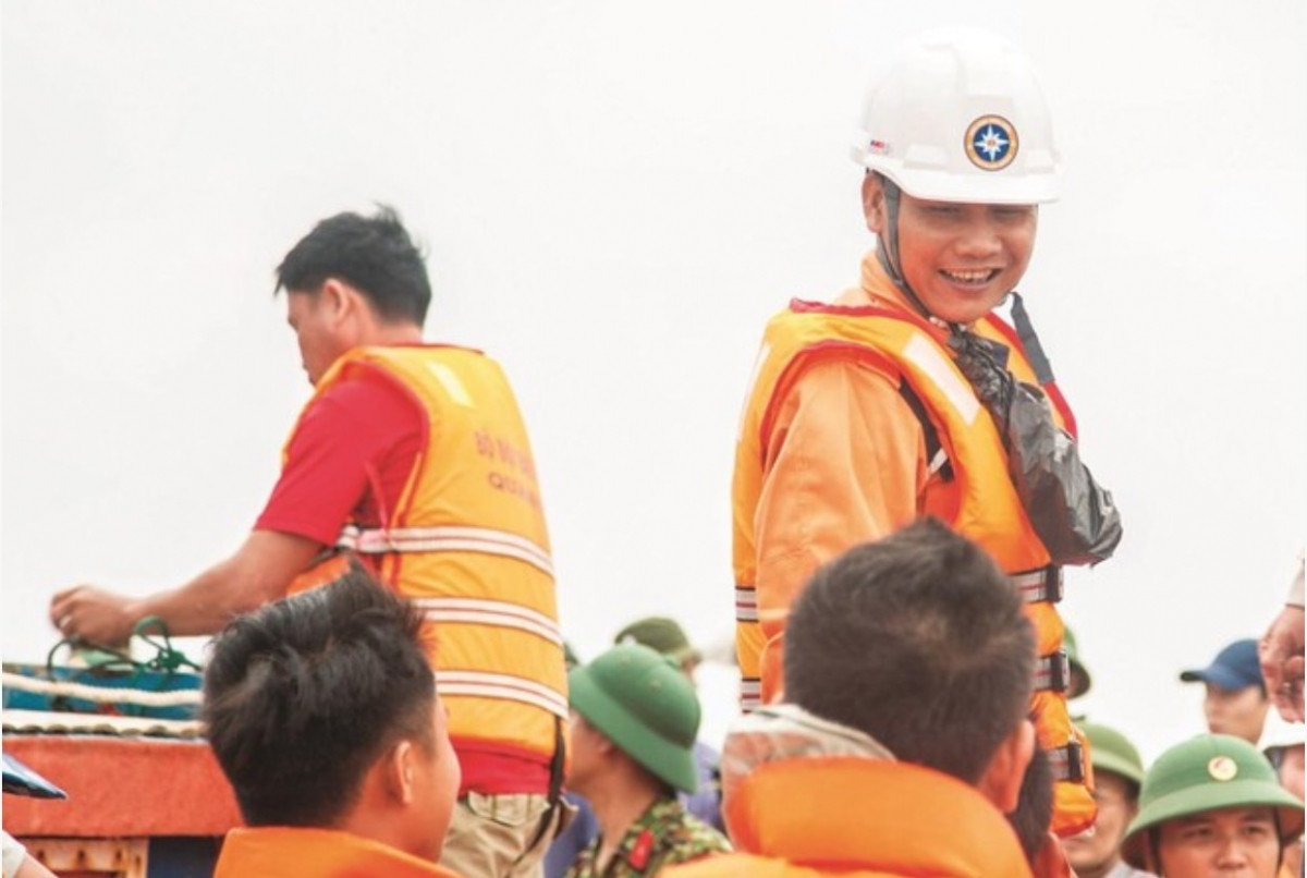 Hình ảnh thuyền viên Trần Văn Khôi trước khi cứu sống 4 thuyền viên trên tàu VIETSHIP 01 gặp nạn trong điều kiện thời tiết cực xấu vào tháng 10/2020 (Ảnh VMRCC cung cấp).