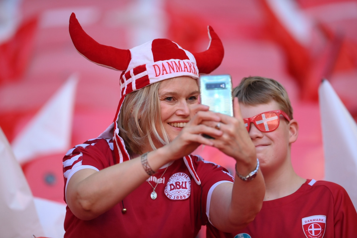 CĐV Đan Mạch cũng có mặt ở Wembley từ rất sớm. (Ảnh: Reuters).
