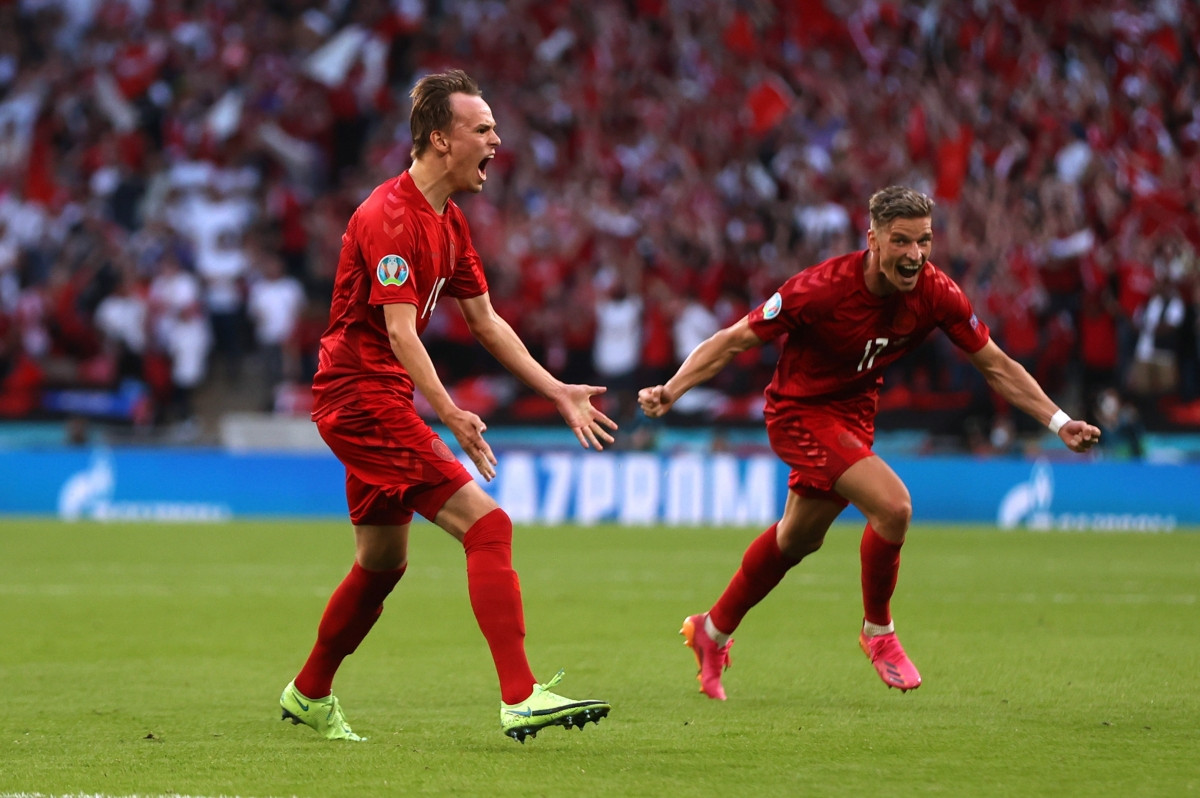 Niềm vui của các cầu thủ Đan Mạch sau bàn mở tỷ số. (Ảnh: Reuters).