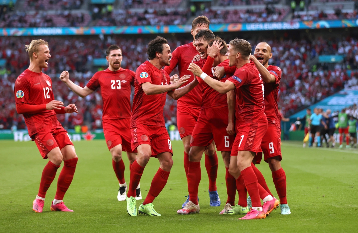 Các cầu thủ Đan Mạch ăn mừng bàn thắng. (Ảnh: Reuters).