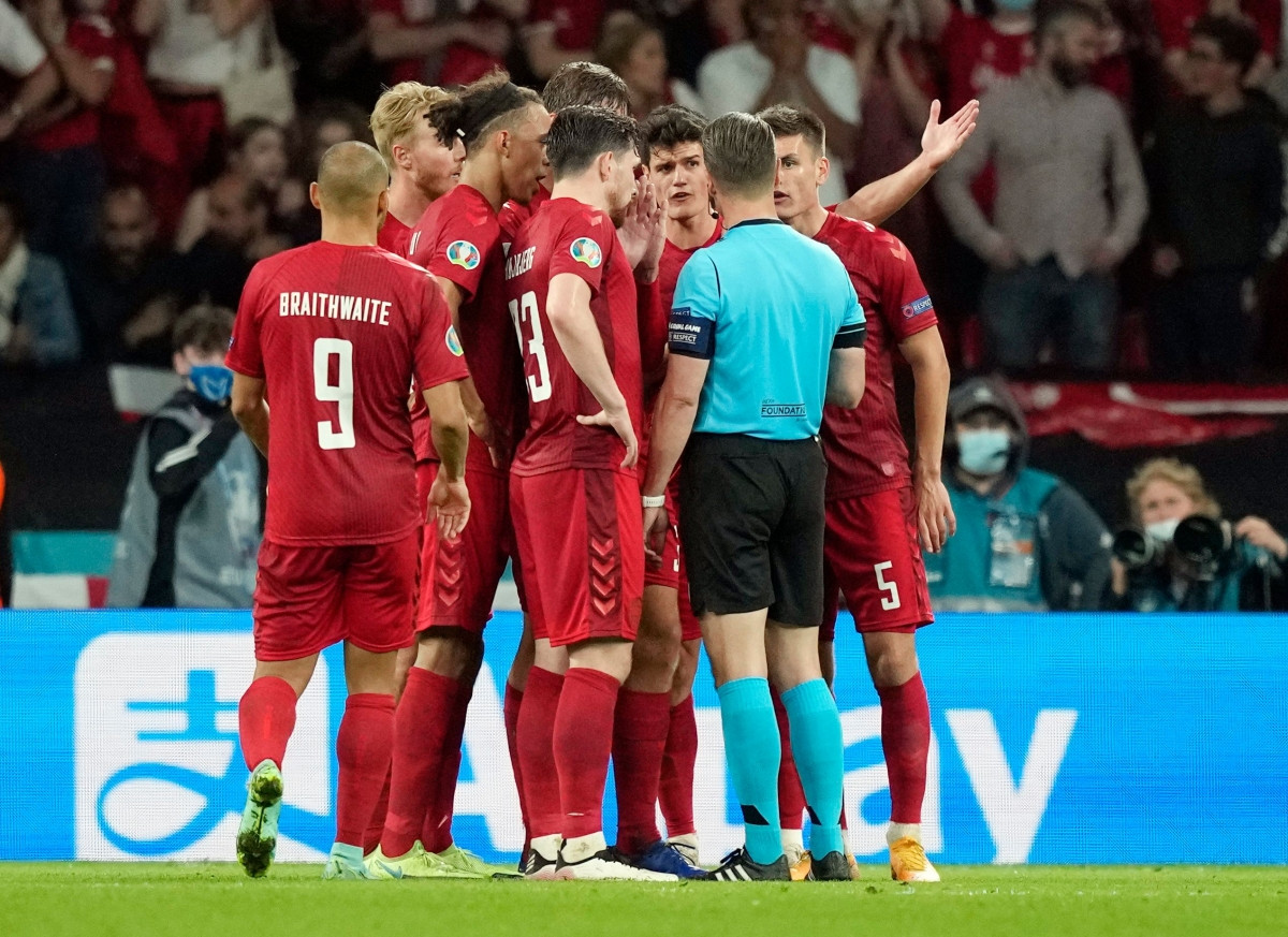 Các cầu thủ Đan Mạch khiếu nại trọng tài. (Ảnh: Reuters).