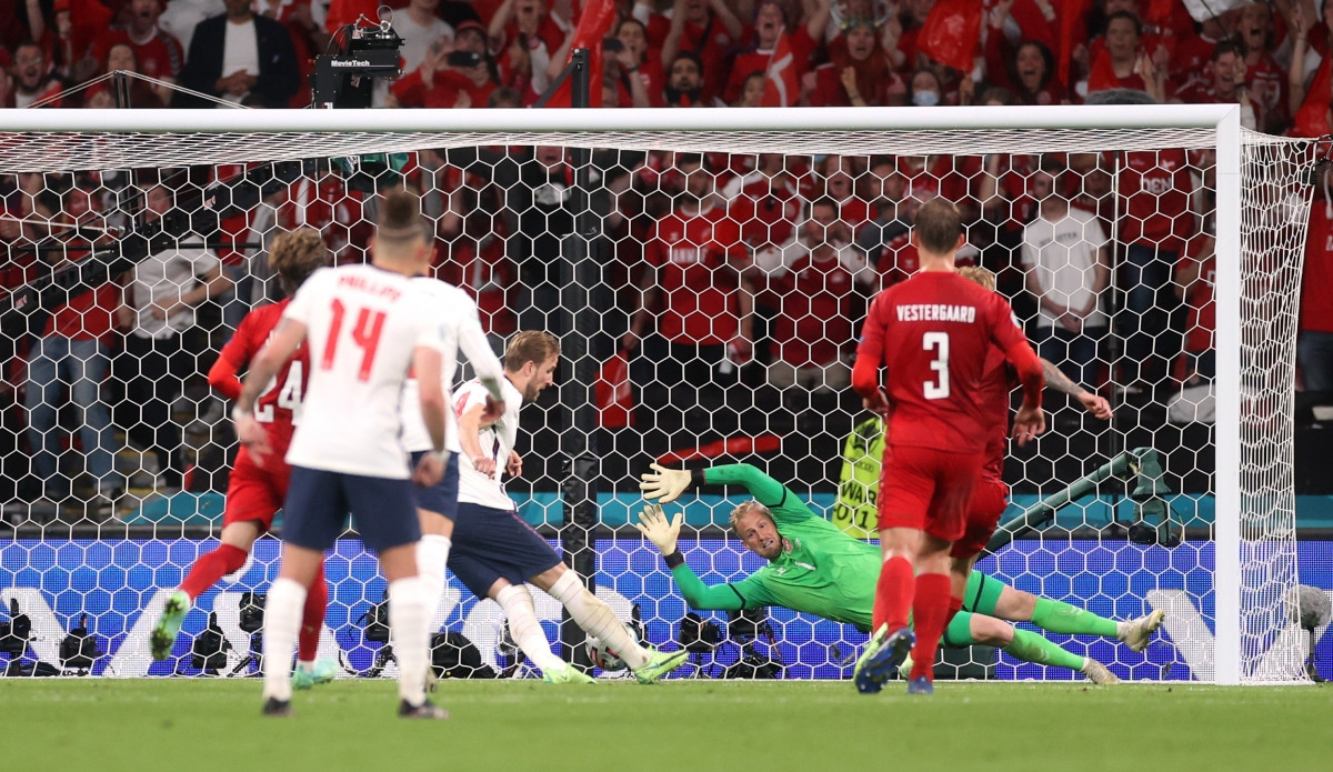 Nhưng vẫn có phạt đền và Harry Kane cần tới 2 lần dứt điểm mới có bàn thắng thứ 4 tại EURO 2021. (Ảnh: Reuters).