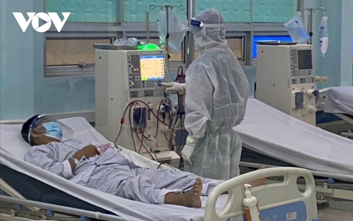 Bệnh nhân mắc Covid-19 đang được chạy thận ngay tại Bệnh viện điều trị Covid-19 Củ Chi.