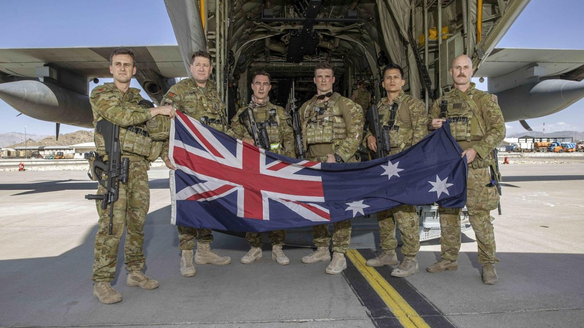 Sáu binh sĩ cuối cùng của Quân đội Australia chụp hình kỷ niệm trước rời khỏi Afghanistan. Ảnh: Gary Ramage