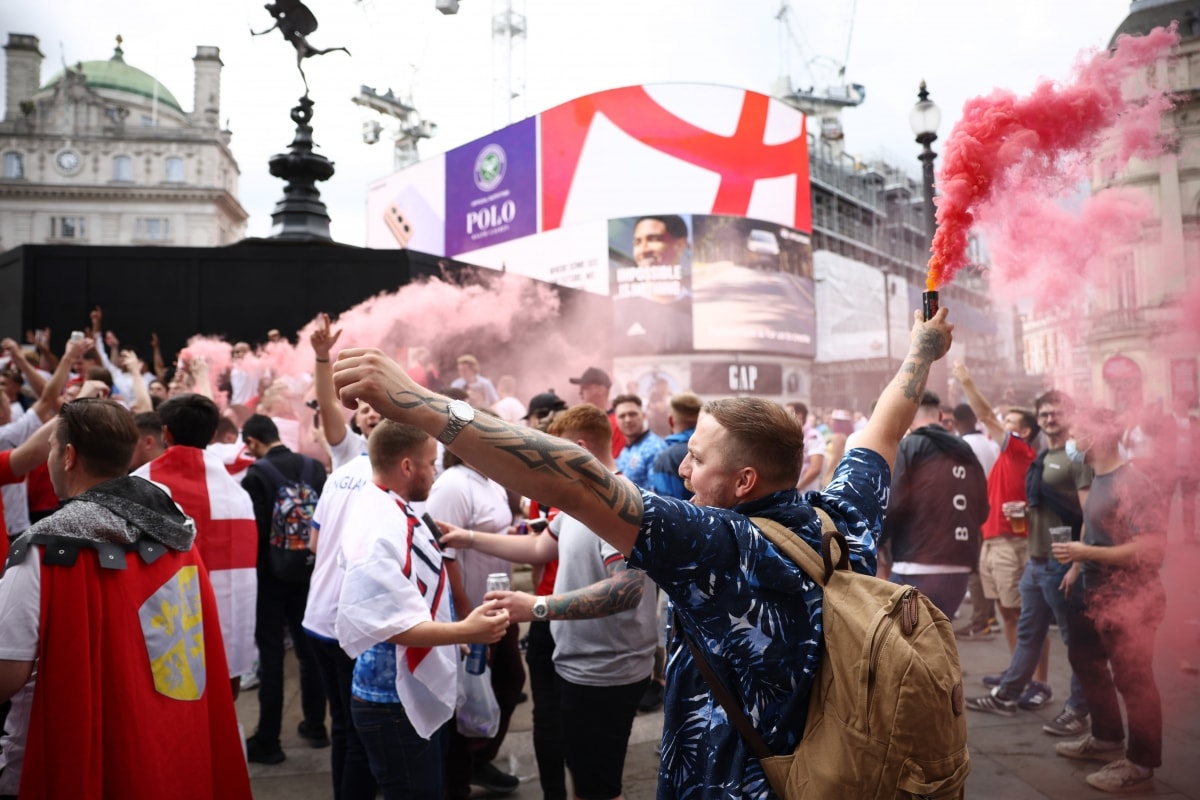 Bên ngoài sân Wembley cũng là bầu không khí hết sức sôi động. (Ảnh: Reuters).