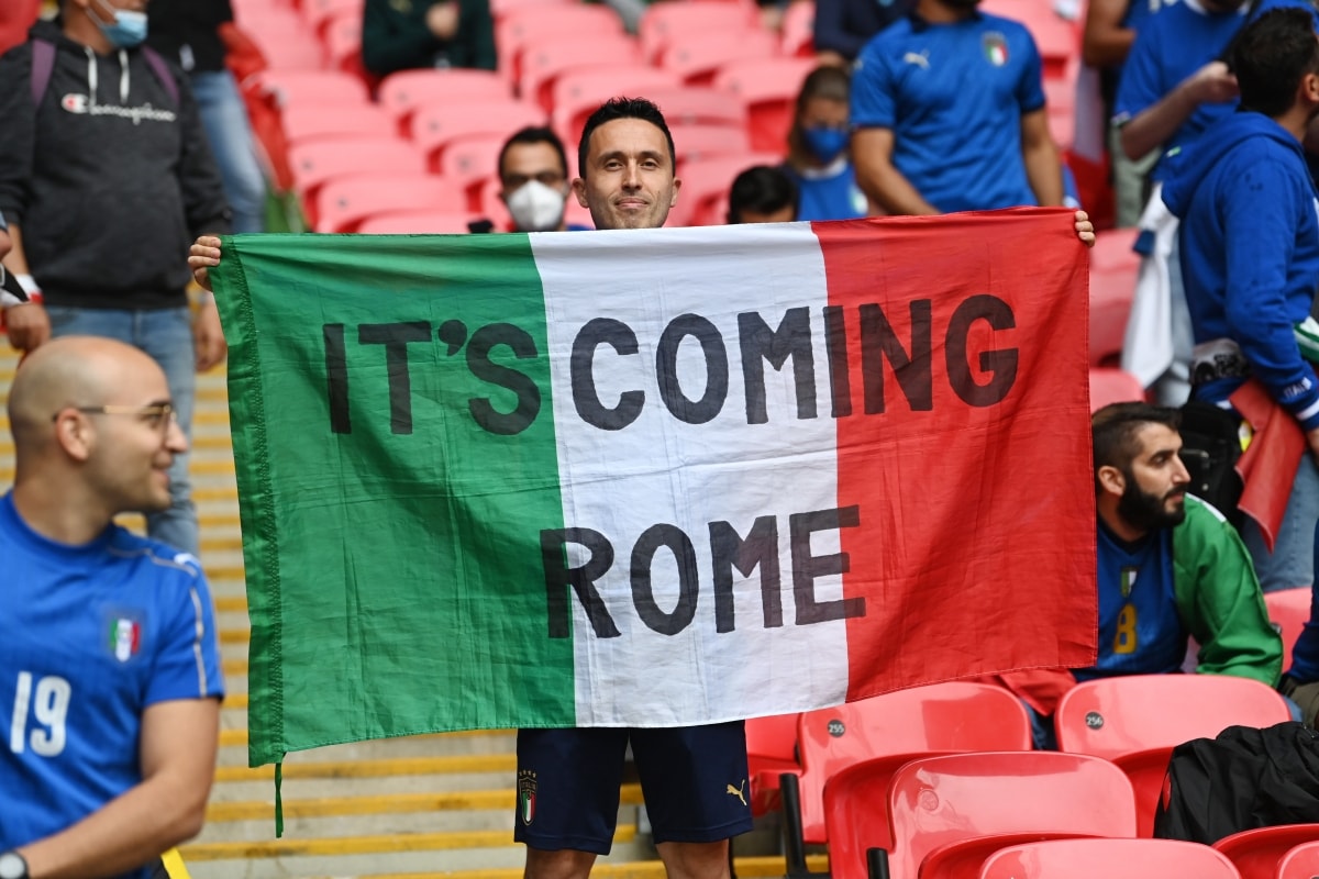 Azzurri có mặt từ rất sớm trên khán đài sân Wembley. (Ảnh: Reuters).