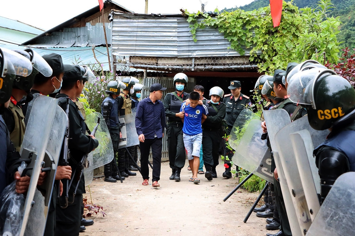 Để triệt phá được tụ điểm mua bán, tàng trữ trái phép ma túy tại Hua Bum, lực lượng chức năng tỉnh Lai Châu đã huy động 150 cán bộ, chiến sĩ tham gia đánh án (Ảnh: Công an Lai Châu)