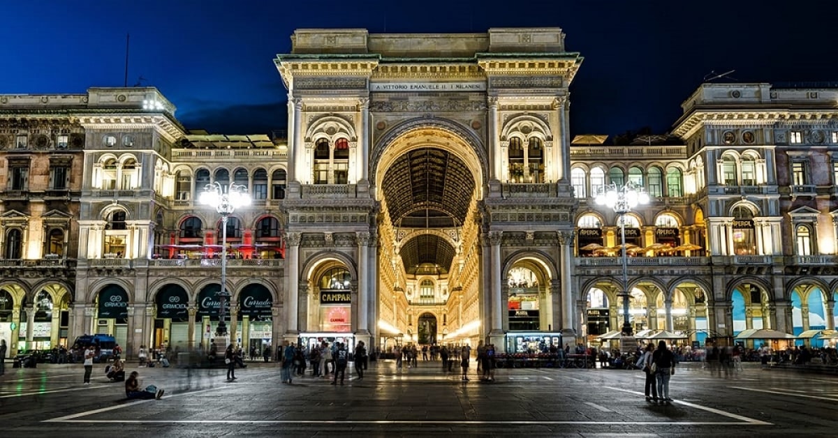 Trung tâm thương mại Galleria Vittorio Emanuelle ngay quảng trường Piazza del Doumo, Milan