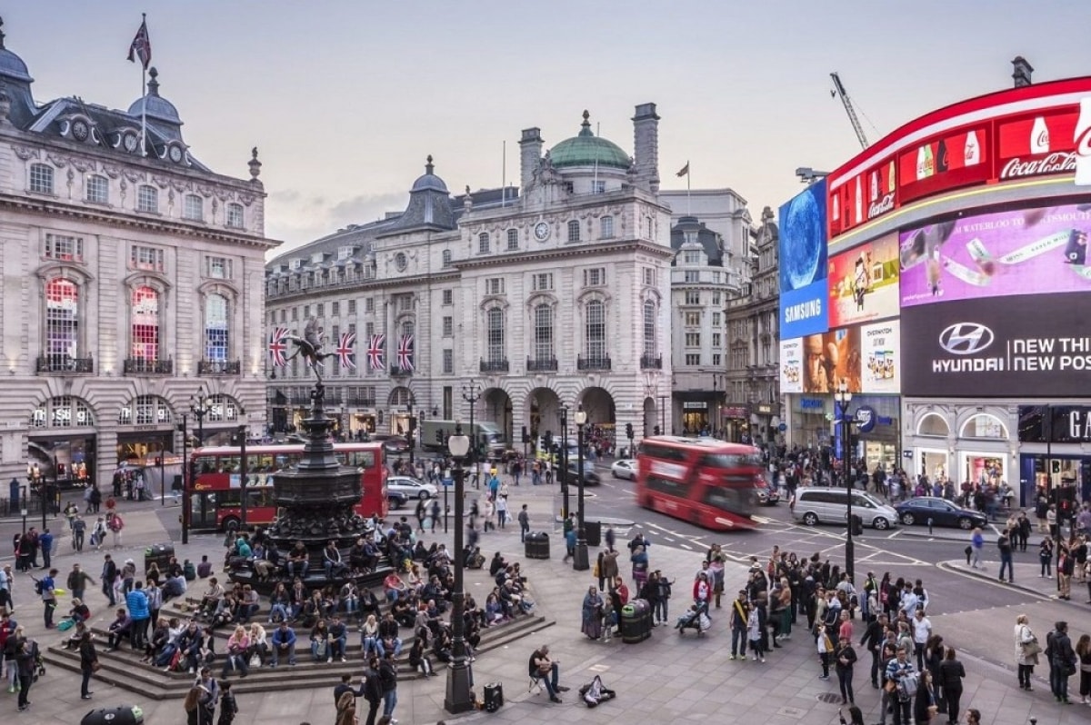 Phố mua sắm sầm uất West End, London nằm cạnh quảng trường Trafalgar và Leicester luôn nhộn nhịp du khách từ khắp nơi trên thế giới. (Ảnh: Julian Elliott)
