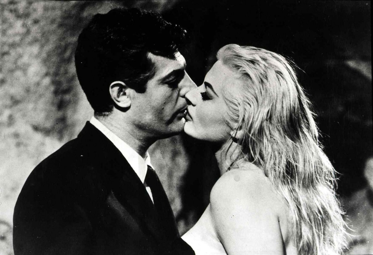 Marcello Mastroianni và Anita Ekberg trong La Dolce Vita (1960).