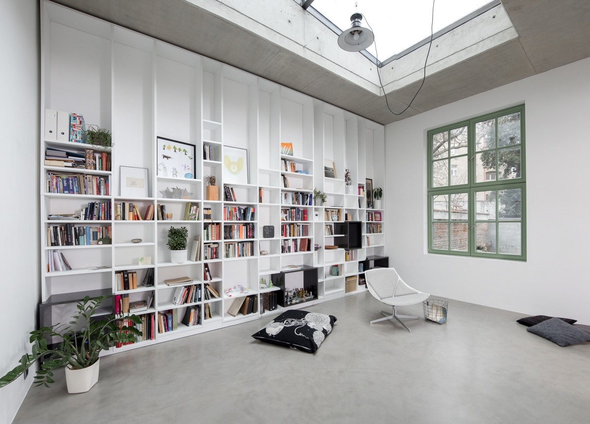Tận dụng tối đa chiều cao bức tường để tăng dung lượng lưu trữ sách, đồng thời giúp không gian thêm thoáng đãng và bắt mắt hơn.