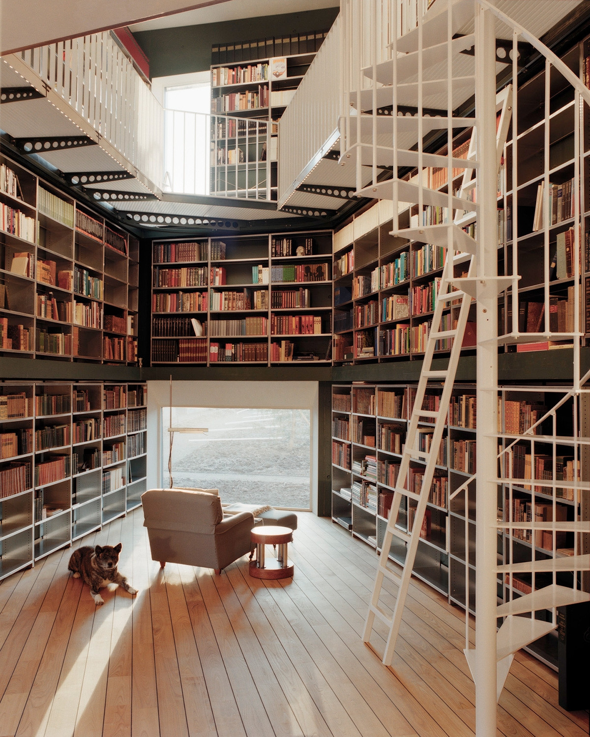 Thiết kế thư viện gia đình theo tầng tầng, lớp lớp sẽ tạo nên một không gian vô cùng thú vị và ấn tượng. Thư viện này được bài trí khá chuyên nghiệp, với thang chuyên dụng và cầu thang xoắn ốc và gác lửng.
