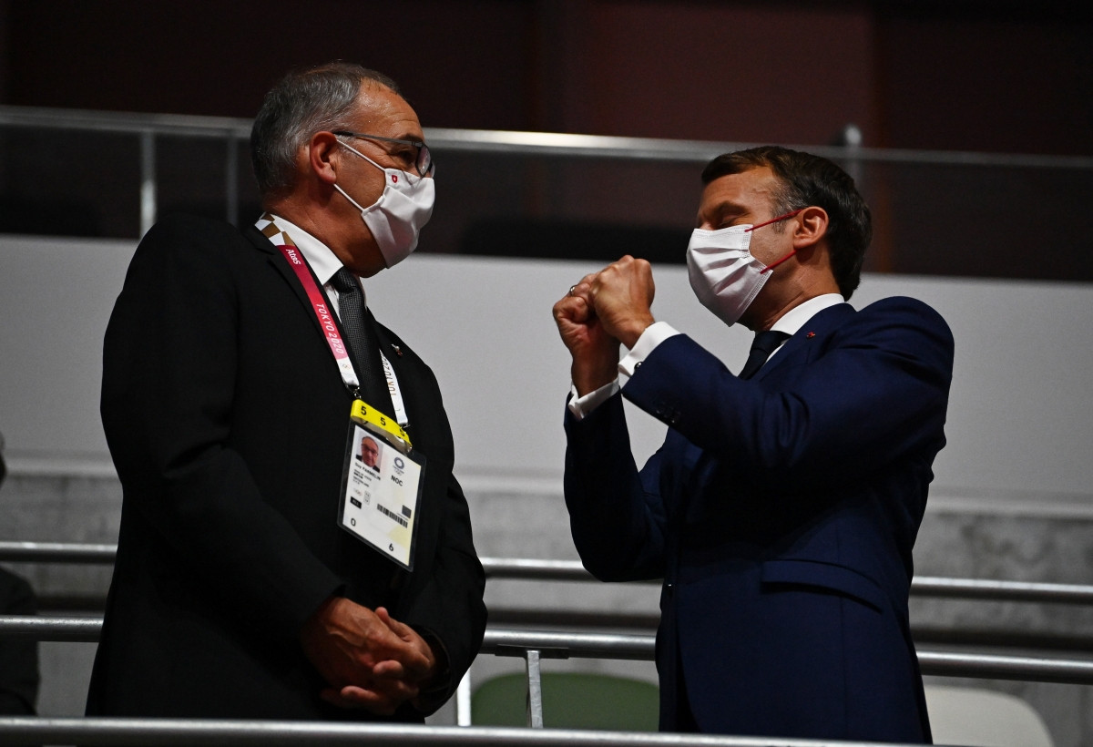 Tổng thống Pháp - Emmanuel Macron và Tổng thống Thụy Sĩ Guy Parmelin trên khán đài sân vận động Quốc gia Nhật Bản. (Ảnh: Reuters).