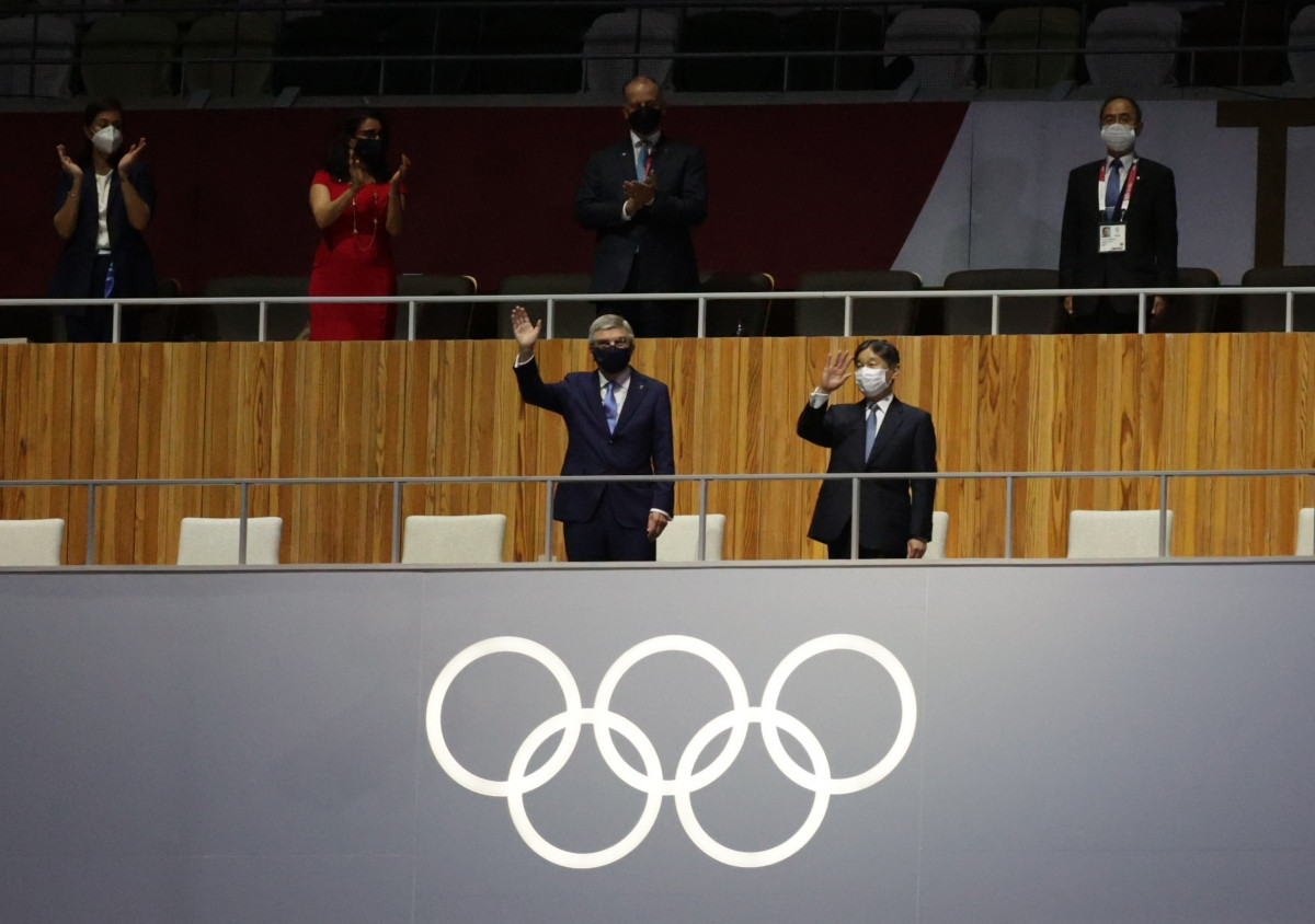 Nhật hoàng Naruhito và Chủ tịch Ủy ban Olympic quốc tế Thomas Bach trên khán đài. (Ảnh: Reuters).
