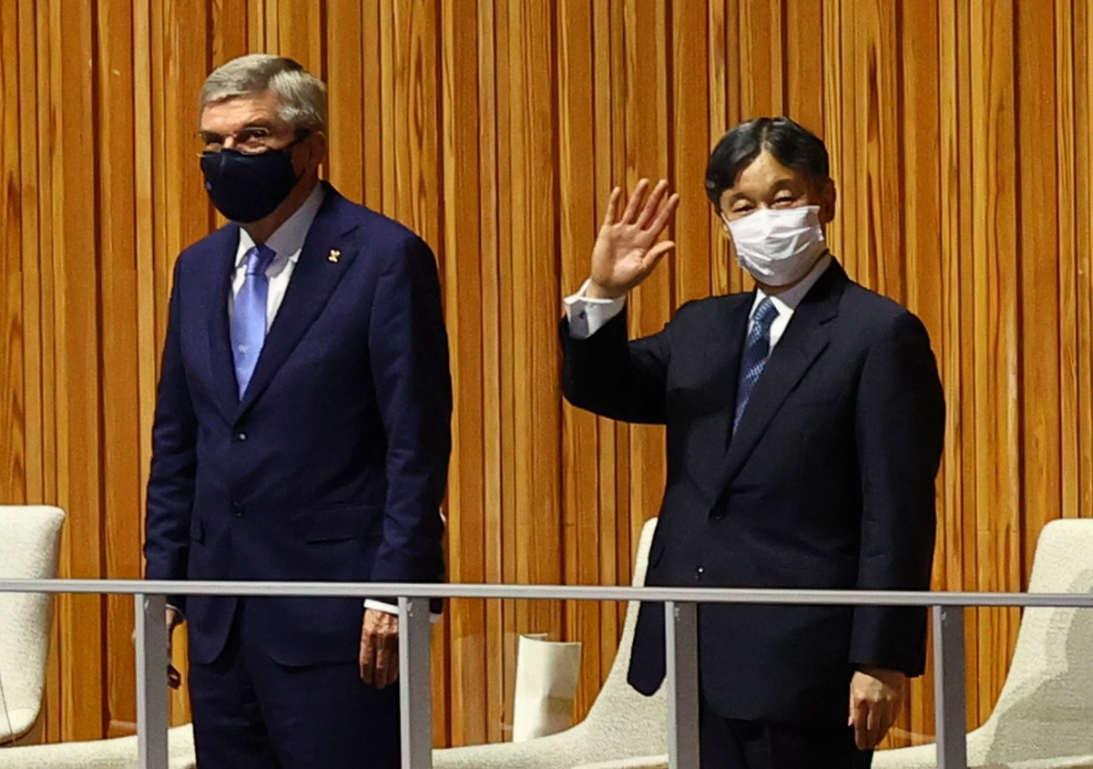 Nhật hoàng Naruhito và Chủ tịch IOC Thomas Bach. (Ảnh: Reuters).