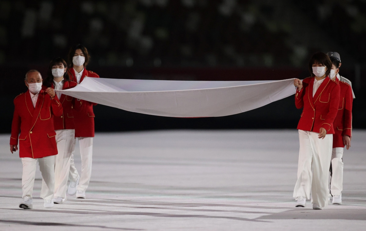 Lễ thượng cờ trang nghiêm của nước chủ nhà Nhật Bản. (Ảnh: Reuters).