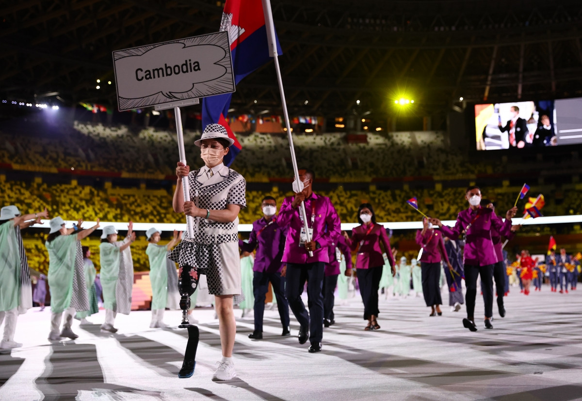 Đoàn thể thao Campuchia tiến vào lễ đài. (Ảnh: Reuters).