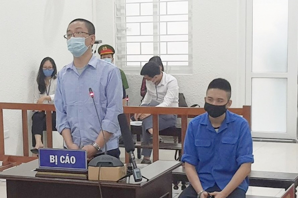 Bị cáo Hoàng Ngọc (đeo kính) và Phùng Hữu Mạnh tại phiên tòa.