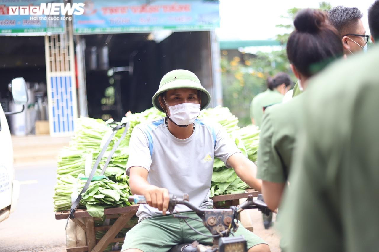 Ảnh: Người dân Đắk Lắk gom rau xanh, củ cải gửi tặng TP.HCM chống dịch - 1