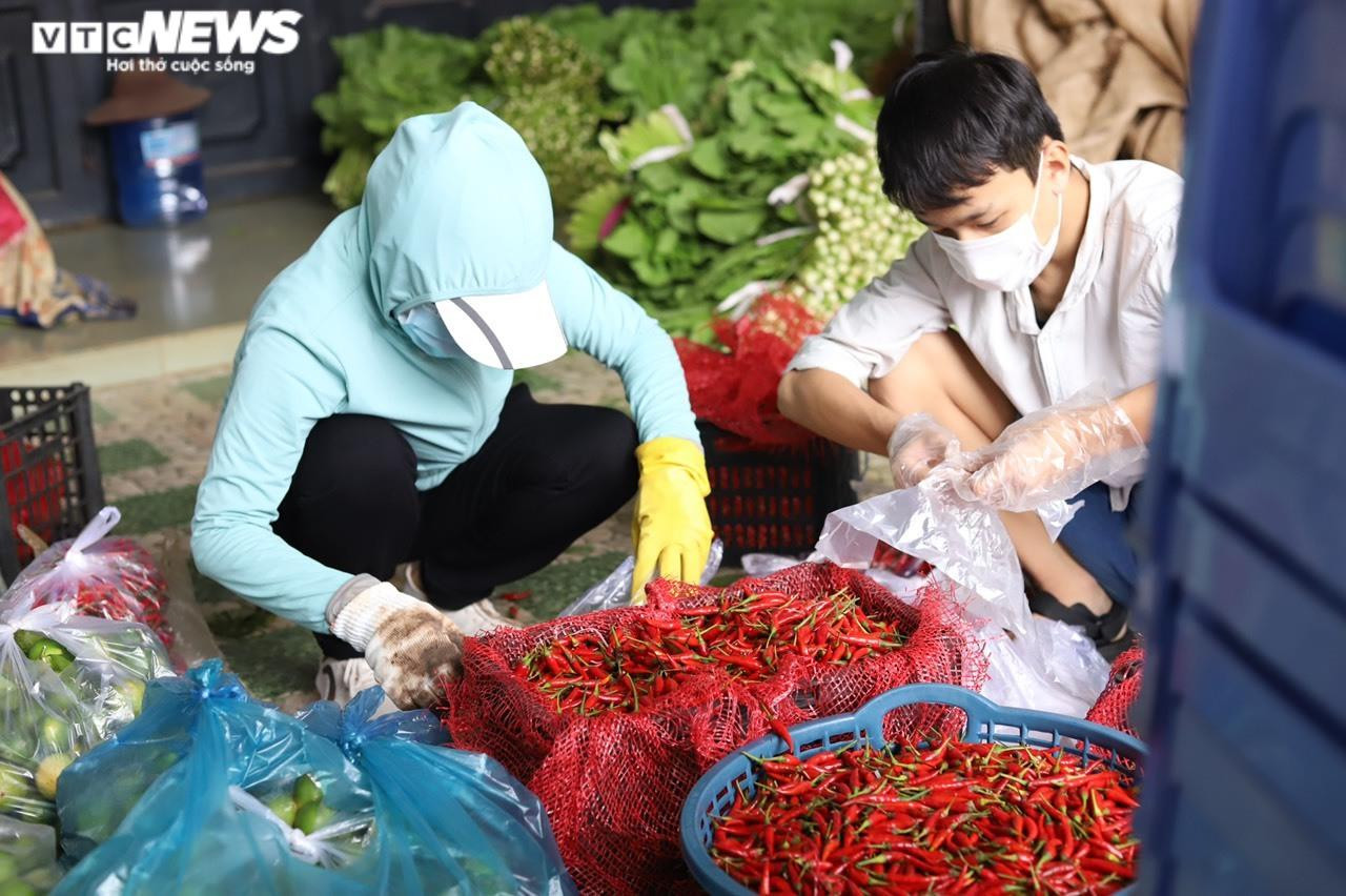 Ảnh: Người dân Đắk Lắk gom rau xanh, củ cải gửi tặng TP.HCM chống dịch - 3
