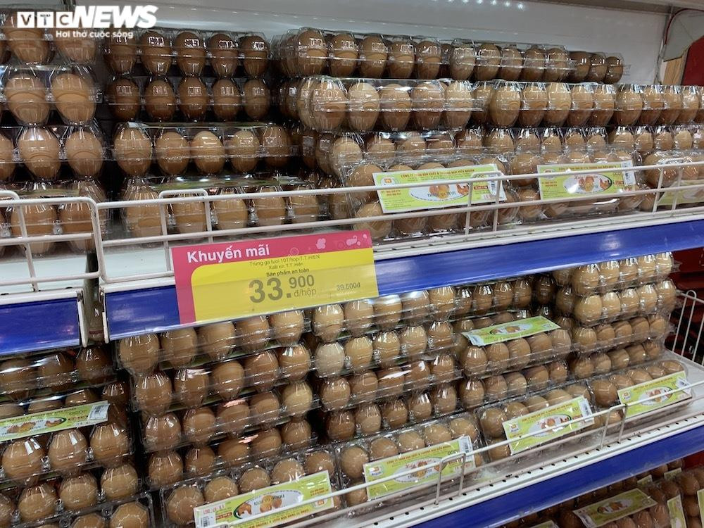 Trứng gà giá tăng cao vẫn đắt khách ở chợ Hà Nội - 2