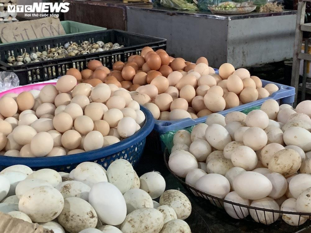 Trứng gà giá tăng cao vẫn đắt khách ở chợ Hà Nội - 1