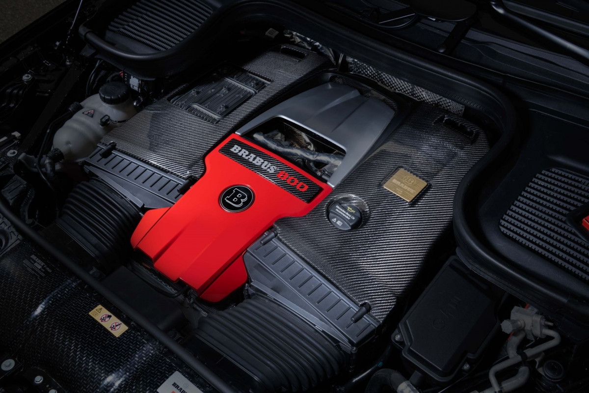 Bên dưới nắp ca-pô, động cơ mild-hybrid twin-turbo V8 4.0 L sản sinh công suất 789 mã lực và mô men xoắn 1.000 Nm. Tăng 186 mã lực và mô men xoắn 150 Nm so với phiên bản ban đầu nhờ sự hỗ trợ của bộ điều khiển Brabus PowerXtra và các turbo mới có bộ nén lớn hơn, cụm lõi được sửa đổi và gia cố ổ trục.