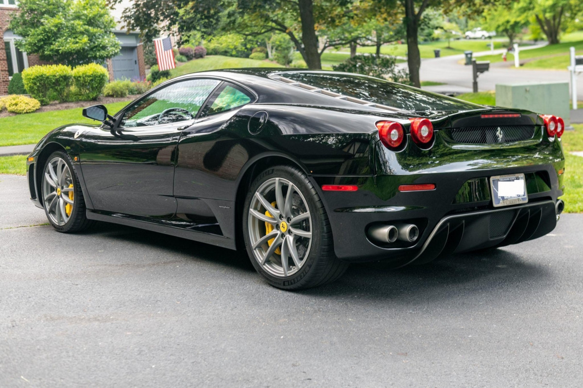 Chiếc xe đã chạy được 40000 km được chăm chút kĩ lưỡng và hợp với những người đam mê xe Ferrari.