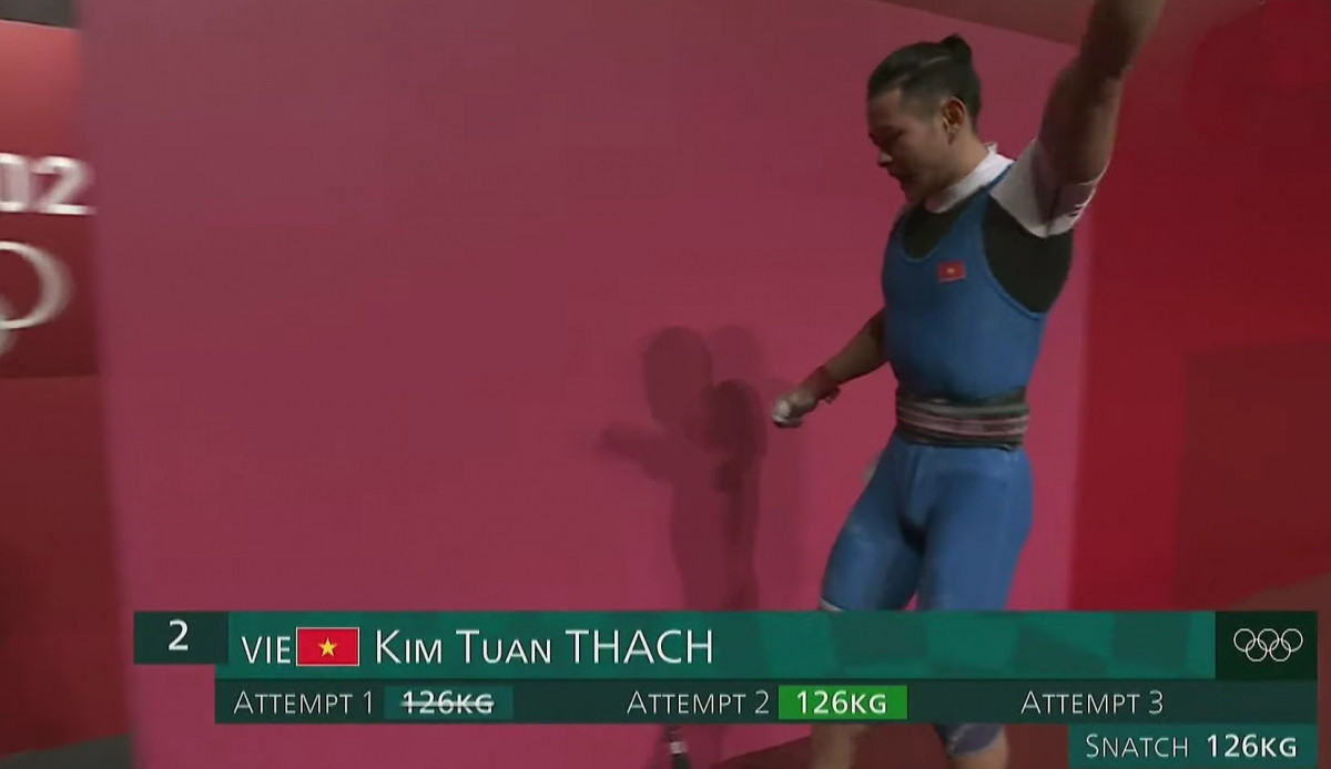 Sau lần cử giật đầu tiên không thành công thì ở lần thứ 2, Thạch Kim Tuấn đã nâng thành công mức tạ 126kg ở phần cử giật.