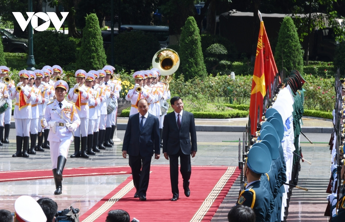 Chủ tịch nước Nguyễn Xuân Phúc cùng Tổng Bí thư, Chủ tịch nước Cộng hòa Dân chủ Nhân dân Lào Thongloun Sisoulith tại lễ đón chính thức. 