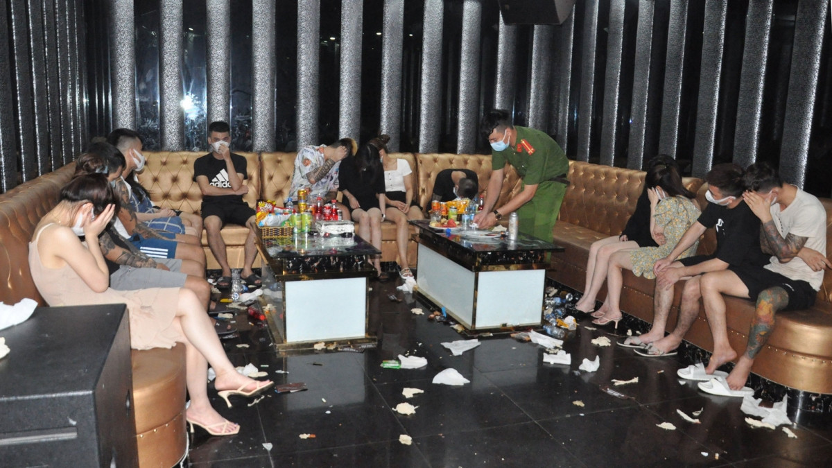 48 người (26 nam, 22 nữ) có biểu hiện sử dụng trái phép chất ma túy trong quán karaoke.