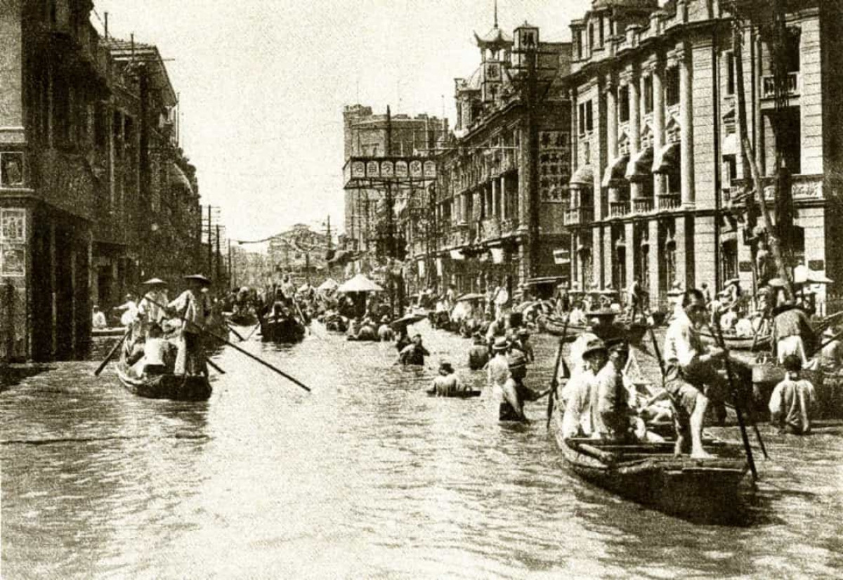 Trận lụt ở miền Trung Trung Quốc năm 1931. Ước tính khoảng 2 triệu người đã thiệt mạng và 25 triệu người khác phải di dời sau một loạt các trận lũ lụt kinh hoàng làm ngập các khu vực rộng lớn ở miền Trung Trung Quốc vào mùa hè năm 1931.
