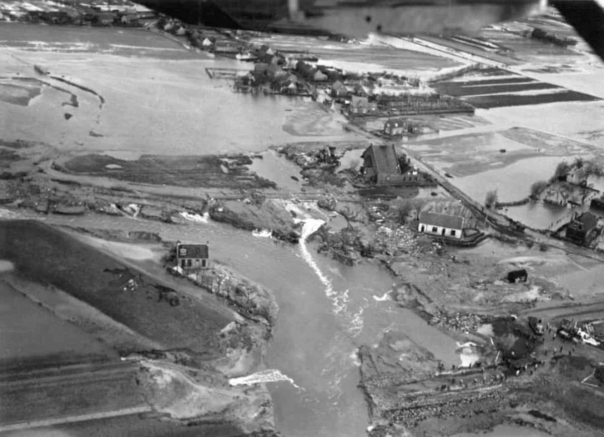 Lũ lụt ở Biển Bắc năm 1953. Trận lũ lụt ở Biển Bắc vào tháng 2/1953 đã dẫn đến thiệt hại nặng nề về người sau khi triều cường tấn công Hà Lan, phía Tây Bắc Bỉ, Anh và Scotland. Khoảng 2.550 người đã thiệt mạng và 30.000 con vật đã chết trong trận lũ lụt. 
