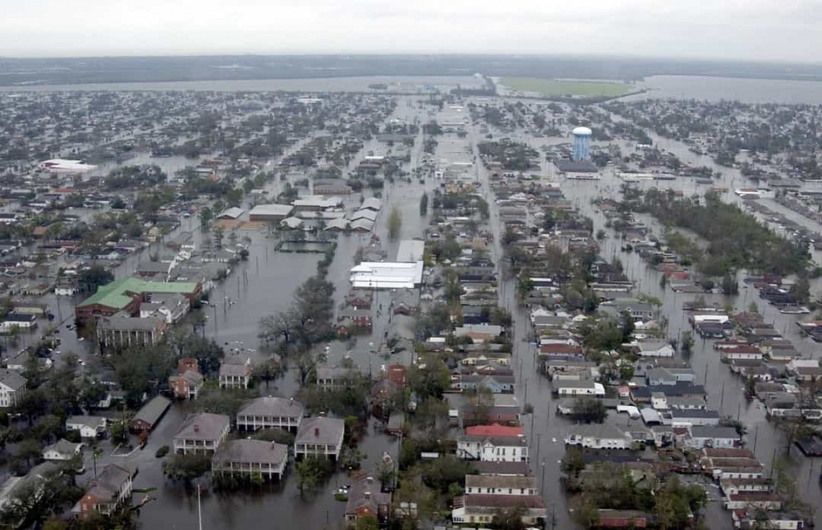 Bão Katrina năm 2005. Đây là một trong những cơn bão có sức tàn phá khủng khiếp nhất từng đổ bộ vào Mỹ, khiến phần lớn thành phố New Orleans, bang Louisiana bị ngập lụt hoàn toàn. Gần 2.000 người thiệt mạng và 400.000 người mất nhà cửa sau trận lũ lụt này.