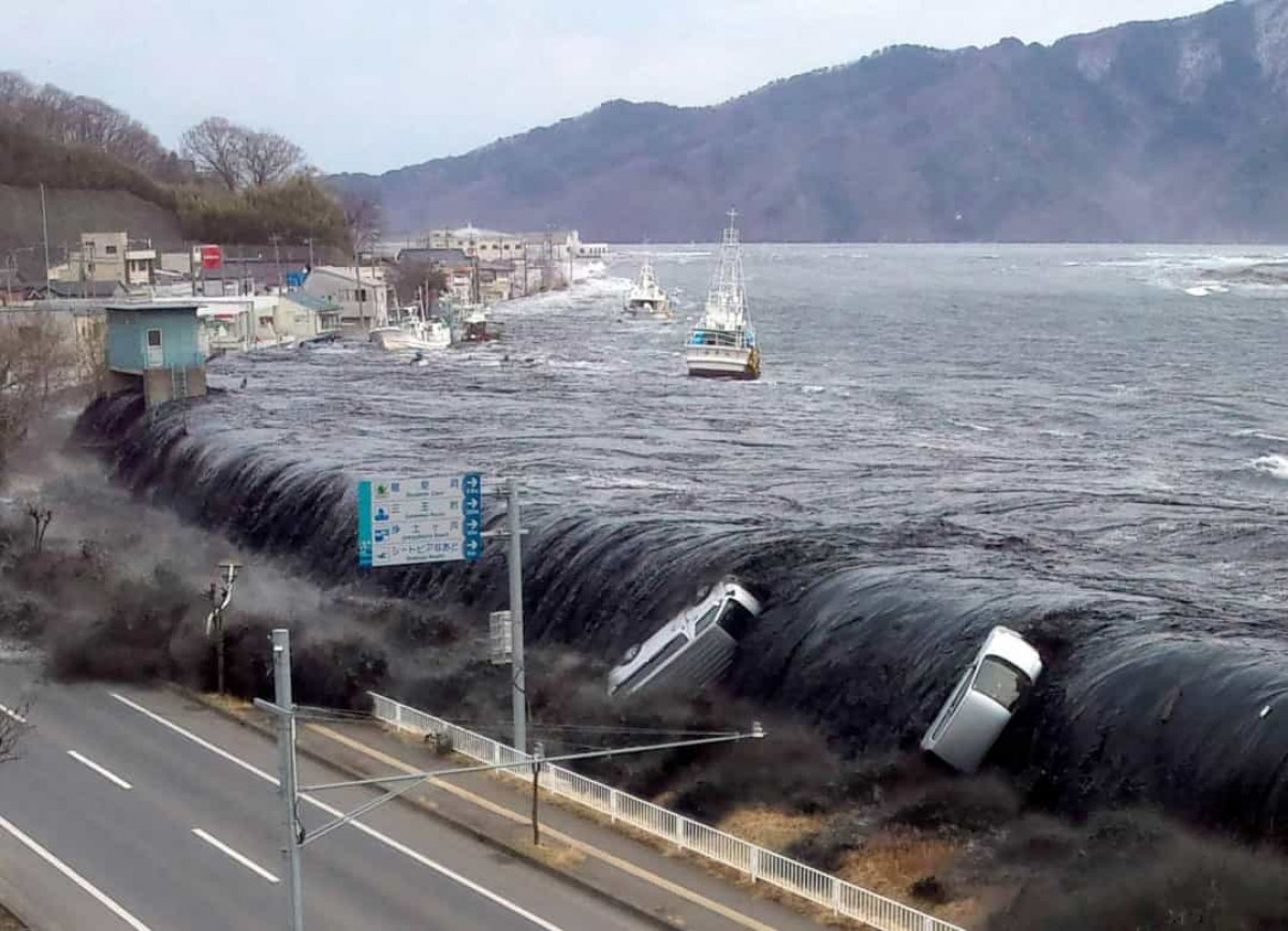 Sóng thần Nhật Bản năm 2011. Trận động đất mạnh 9,1 độ richter đã làm rung chuyển Nhật Bản vào ngày 11/3/2011 và gây ra một trận sóng thần kinh hoàng khiến 20.000 người thiệt mạng.