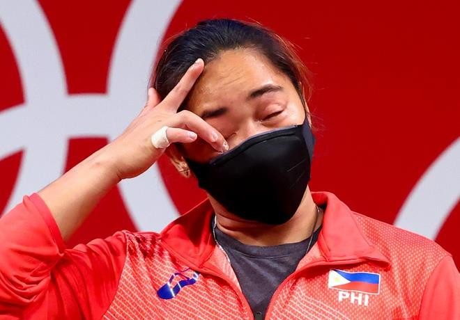 VĐV Philippines khóc sau khi giành HCV Olympic - 1