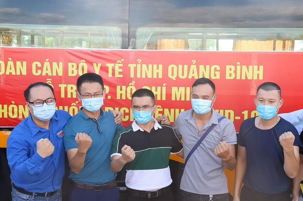 Ảnh: 29 bác sĩ, điều dưỡng Quảng Bình lên đường chi viện TP.HCM chống dịch  - 2