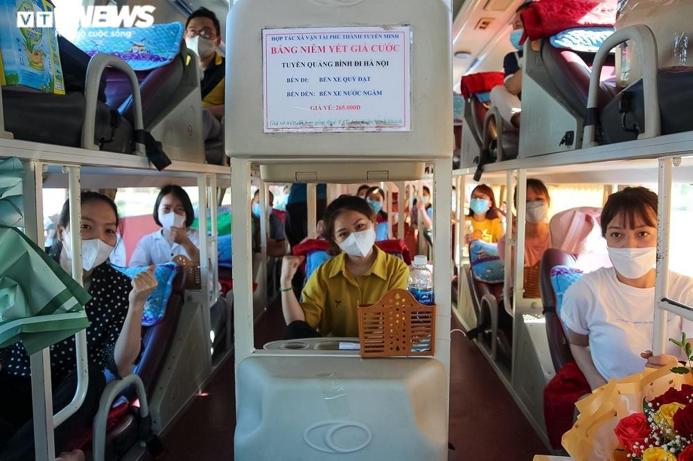 Ảnh: 29 bác sĩ, điều dưỡng Quảng Bình lên đường chi viện TP.HCM chống dịch  - 3