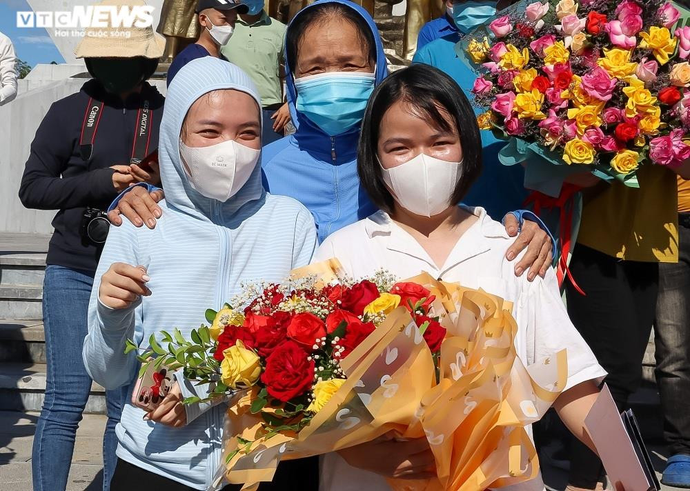 Ảnh: 29 bác sĩ, điều dưỡng Quảng Bình lên đường chi viện TP.HCM chống dịch  - 4