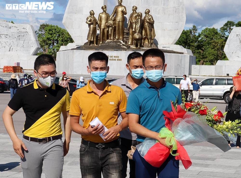 Ảnh: 29 bác sĩ, điều dưỡng Quảng Bình lên đường chi viện TP.HCM chống dịch  - 5