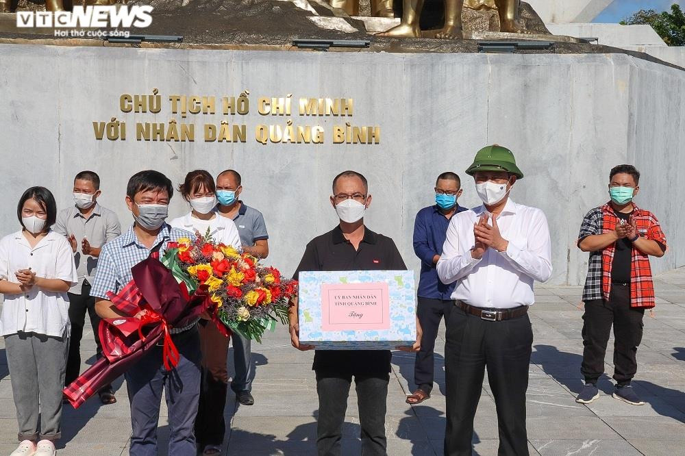 Ảnh: 29 bác sĩ, điều dưỡng Quảng Bình lên đường chi viện TP.HCM chống dịch  - 7