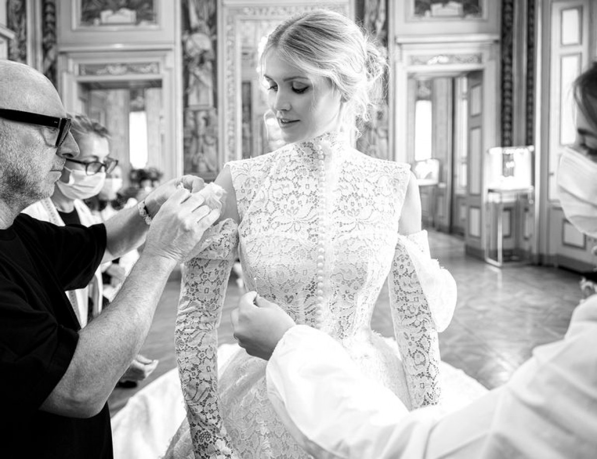 Chiếc váy cưới cũng được lấy cảm hứng từ chính thiết kế váy cưới của mẹ cô vào 32 năm trước và cũng được sáng tạo bởi nhà mốt Dolce & Gabbana may hoàn toàn thủ công trong vòng 6 tháng.