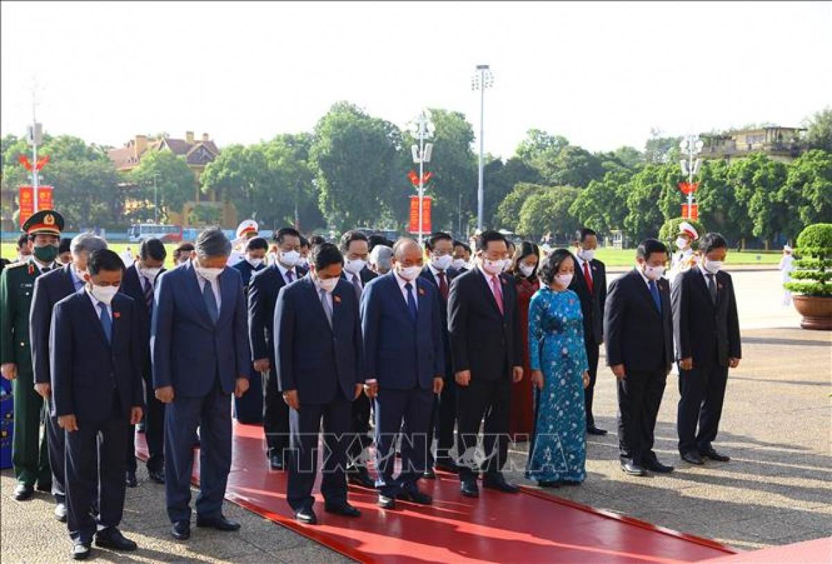 Tiếp đó, các đồng chí lãnh đạo Đảng, Nhà nước đã tới đặt vòng hoa, vào Lăng viếng Chủ tịch Hồ Chí Minh. Vòng hoa của Đoàn mang dòng chữ 