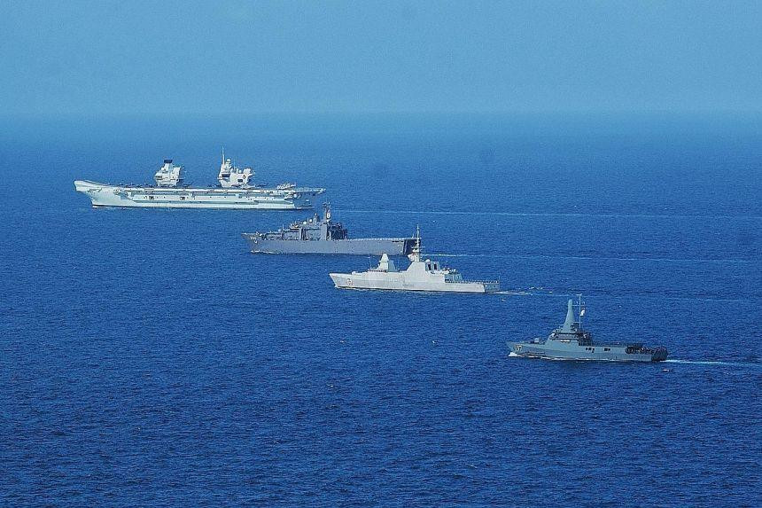 Chiến hạm Anh lần đầu tập trận cùng hải quân Singapore ở Biển Đông - 1