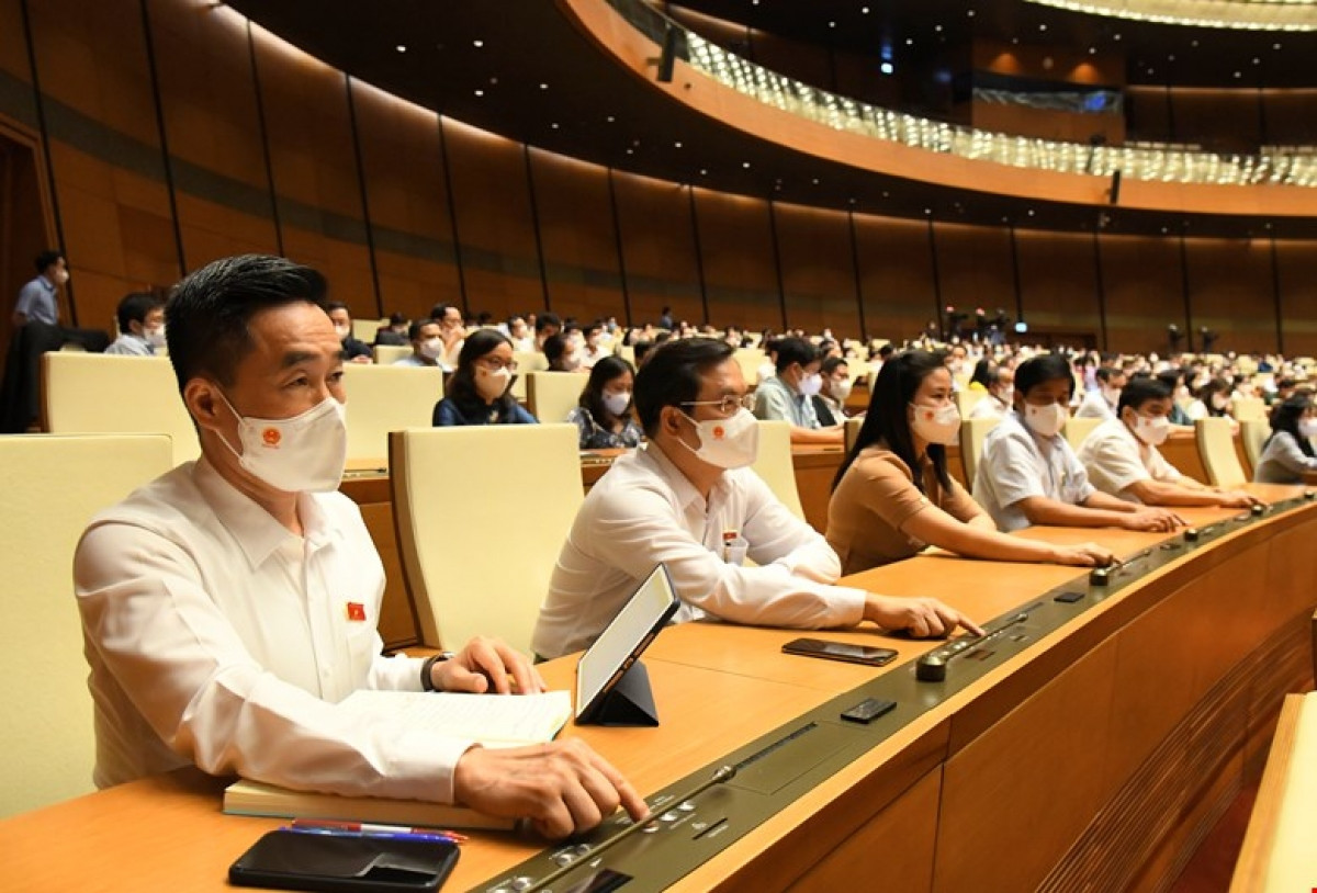 Đại biểu Quốc hội ấn nút biểu quyết tại Kỳ họp thứ nhất