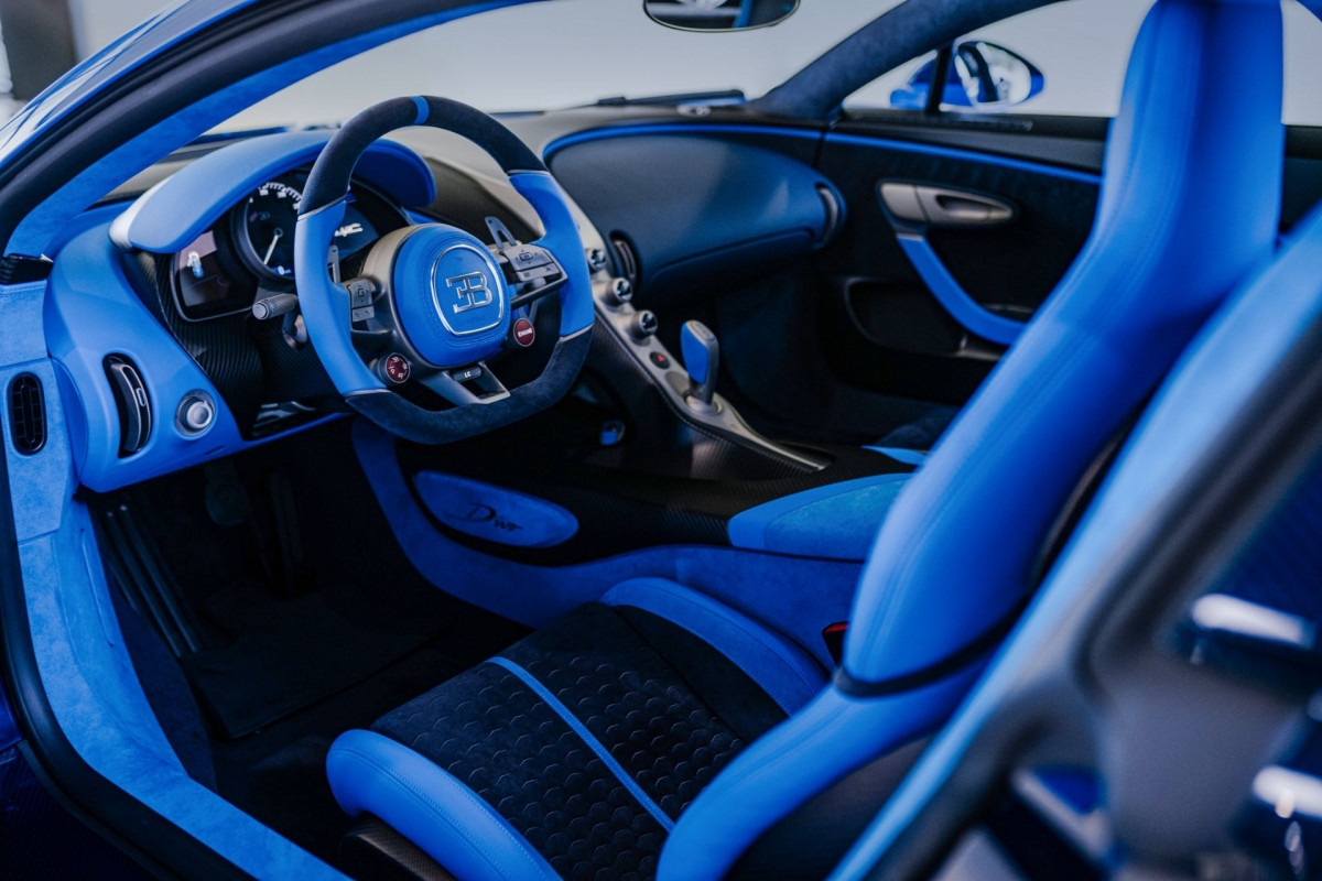 Bên trong, nội thất được bọc da hai tông màu French Racing Blue và Deep Blue để tiếp nối kiểu màu sơn bên ngoài, kết hợp cùng sợi carbon xám mờ.