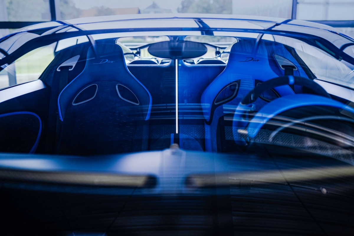Bugatti Divo được trang bị động cơ W16 với bốn bộ tăng áp, dung tích khủng 8.0 lít. Động cơ này có thể tạo ra công suất cực đại lên đến 1.500 mã lực, tương tự như những chiếc Bugatti khác.